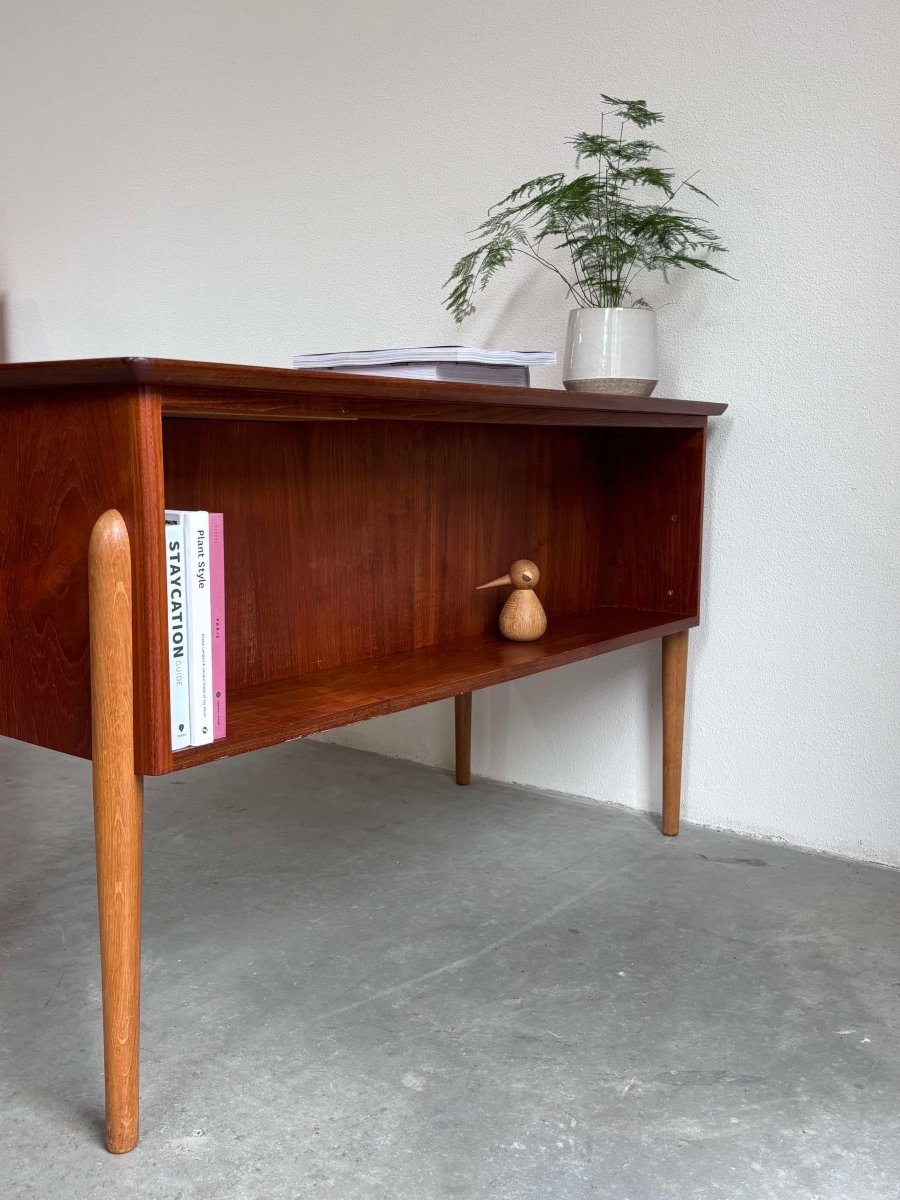 
                  
                    Bureau teak - eiken frame - LOUI.STORE
                  
                