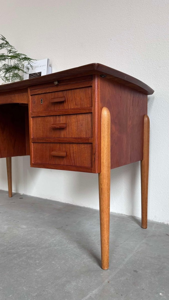 
                  
                    Bureau teak - eiken frame - LOUI.STORE
                  
                