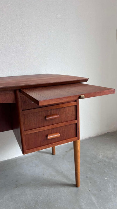 
                  
                    Bureau teak - eiken frame - LOUI.STORE
                  
                