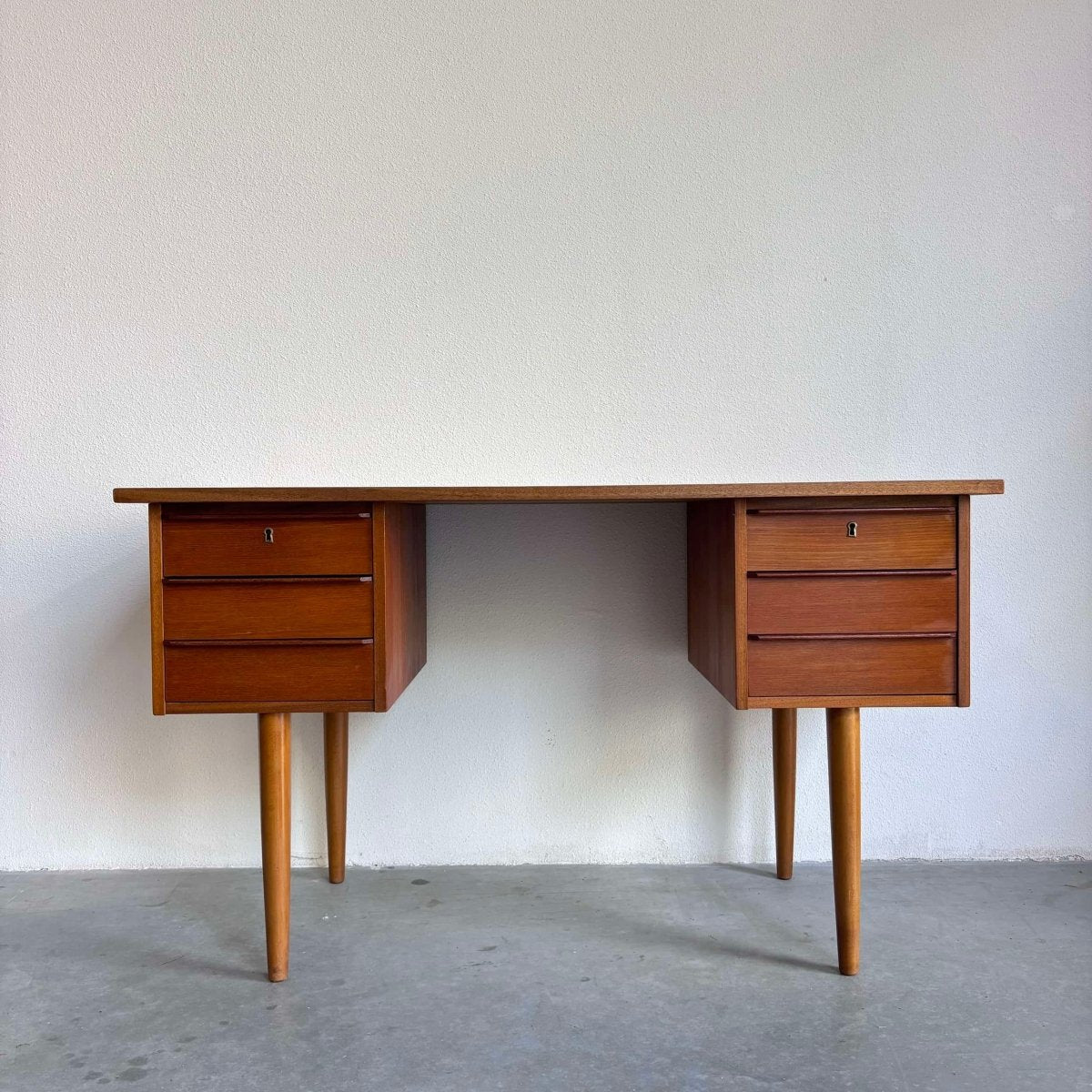 
                  
                    Bureau teak hoge poten - LOUI.STORE
                  
                