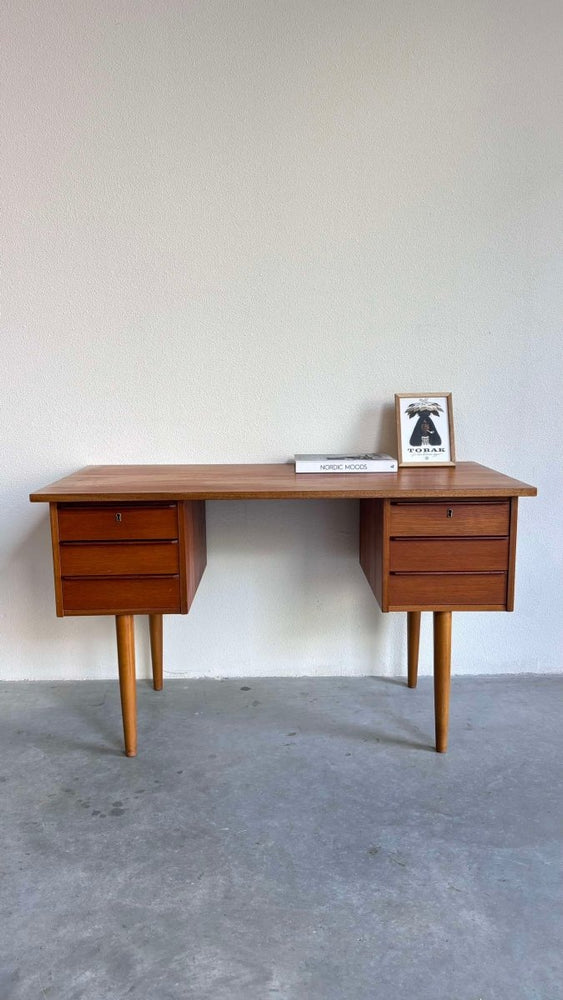 
                  
                    Bureau teak hoge poten - LOUI.STORE
                  
                