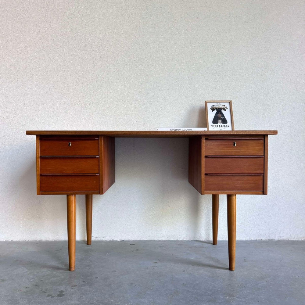 
                  
                    Bureau teak hoge poten - LOUI.STORE
                  
                