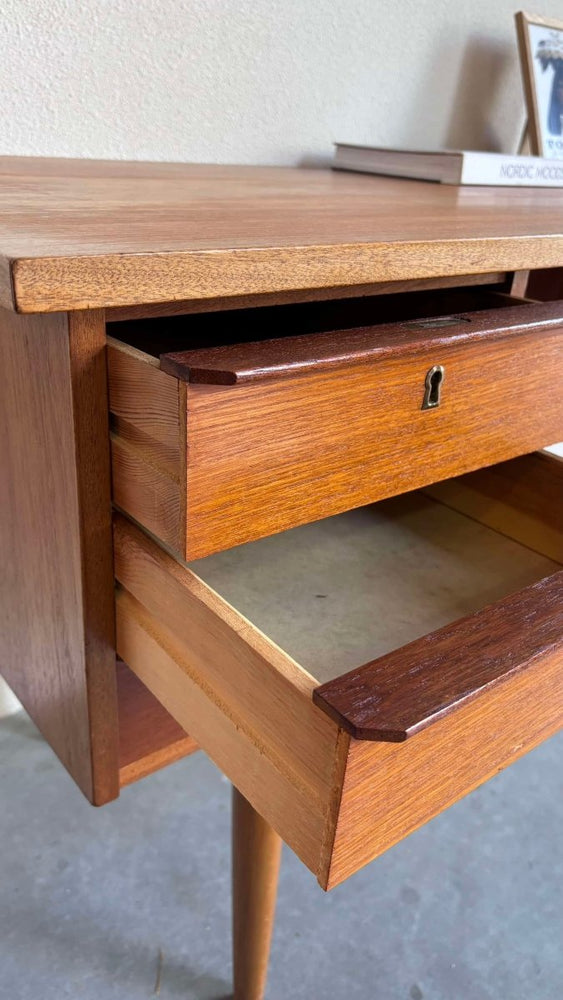 
                  
                    Bureau teak hoge poten - LOUI.STORE
                  
                