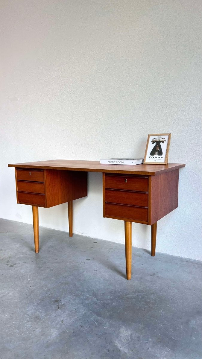 
                  
                    Bureau teak hoge poten - LOUI.STORE
                  
                