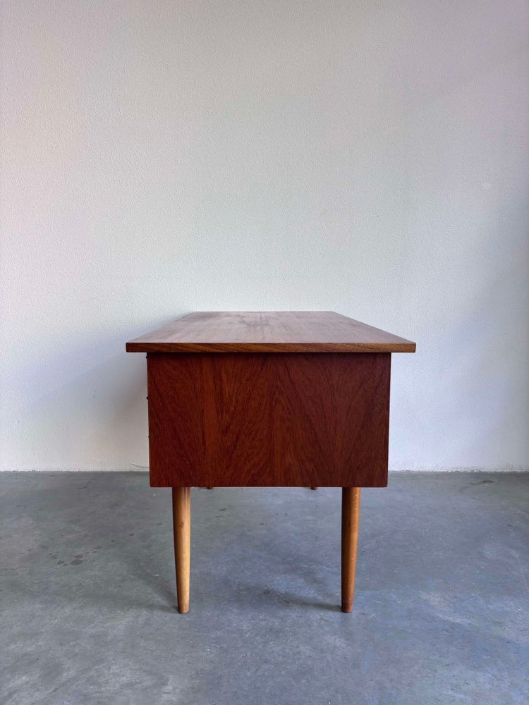 
                  
                    Bureau teak hoge poten - LOUI.STORE
                  
                