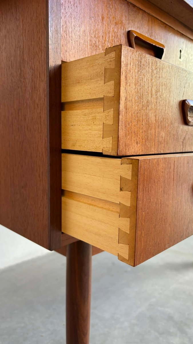 
                  
                    Bureau teak tambour - LOUI.STORE
                  
                