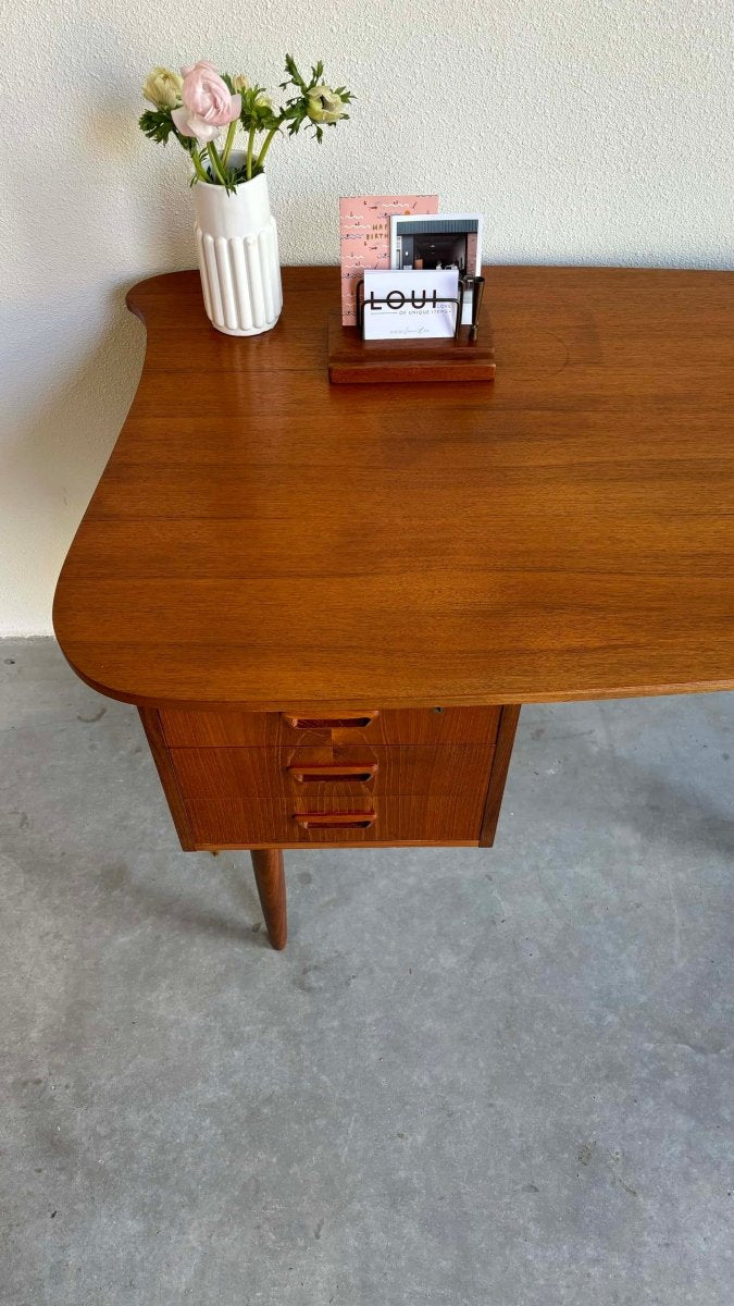 
                  
                    Bureau teak tambour - LOUI.STORE
                  
                