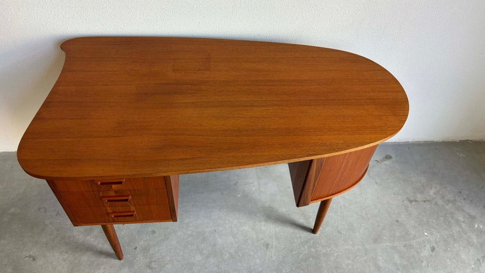 
                  
                    Bureau teak tambour - LOUI.STORE
                  
                