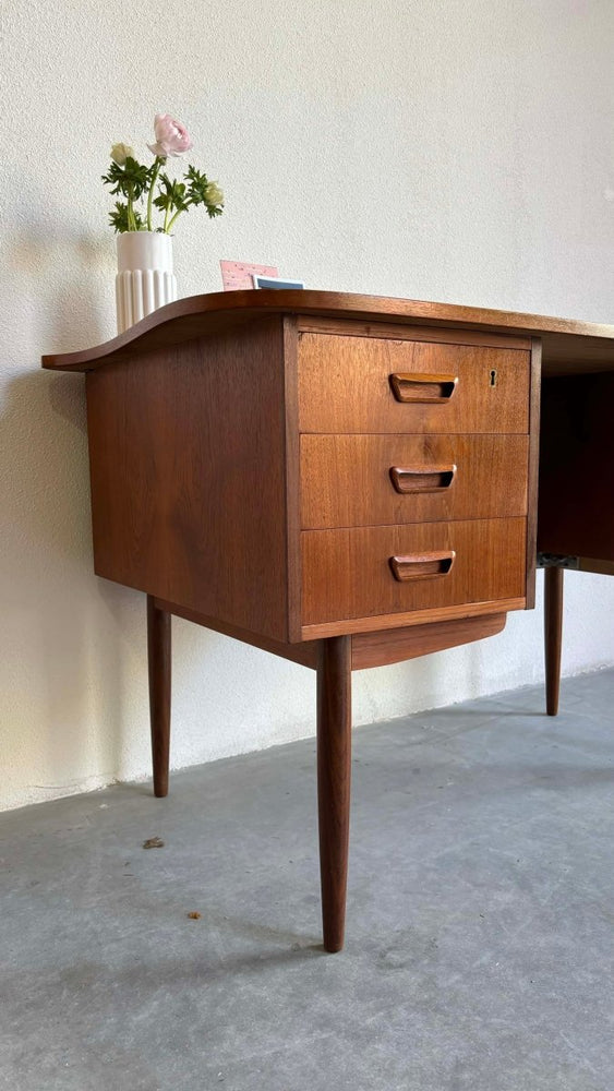 
                  
                    Bureau teak tambour - LOUI.STORE
                  
                