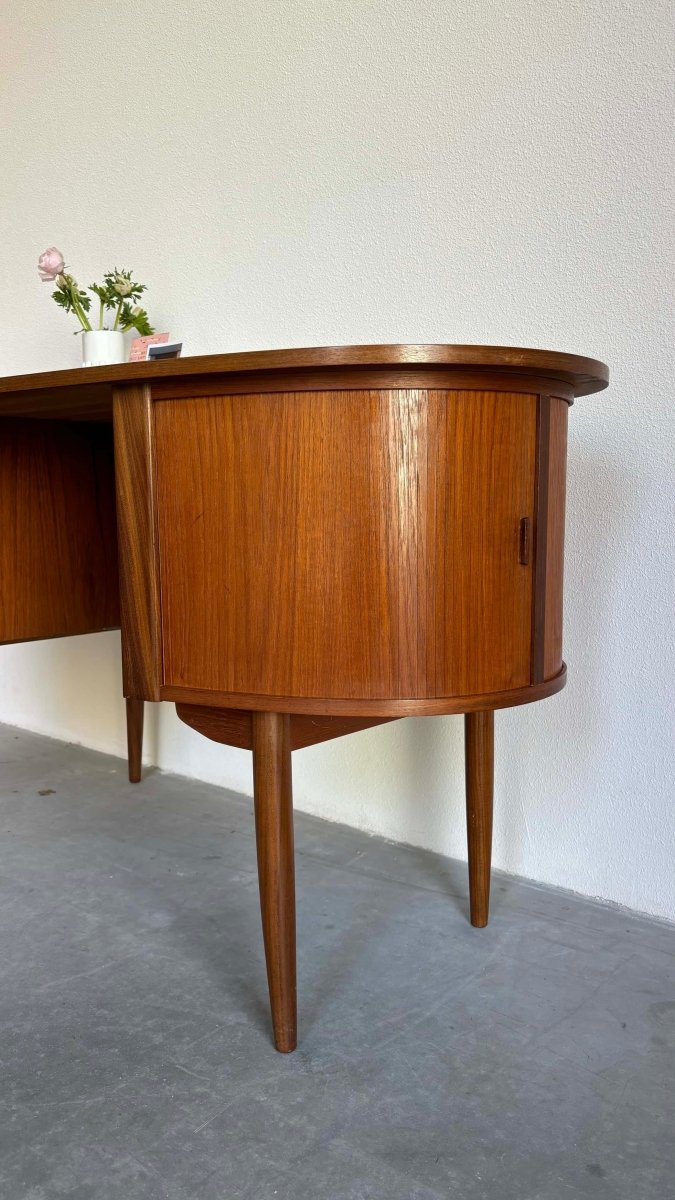 
                  
                    Bureau teak tambour - LOUI.STORE
                  
                