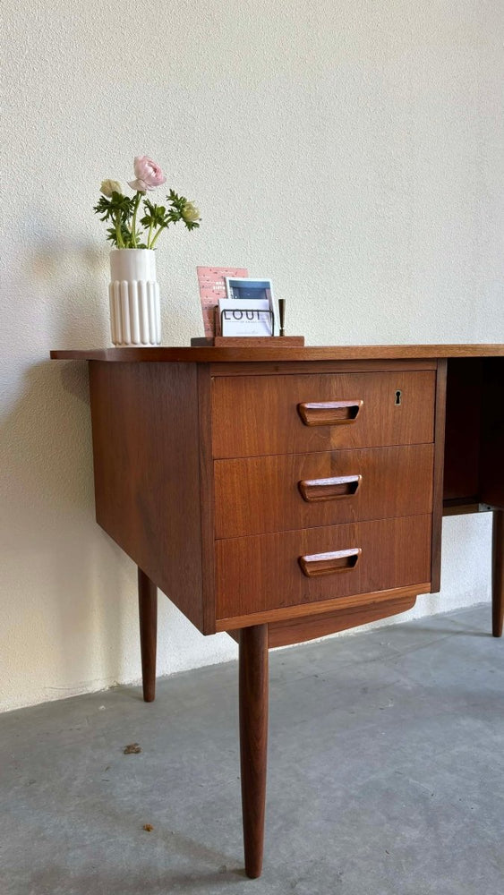 
                  
                    Bureau teak tambour - LOUI.STORE
                  
                