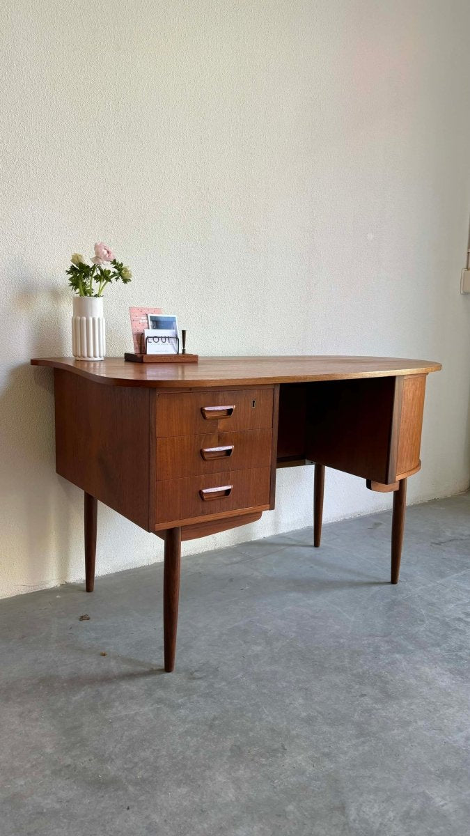 
                  
                    Bureau teak tambour - LOUI.STORE
                  
                