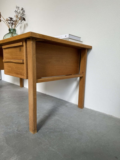 
                  
                    Bureau tweezijdig eiken - LOUI.STORE
                  
                