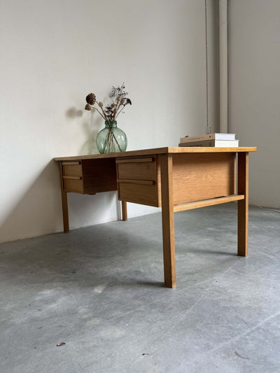 
                  
                    Bureau tweezijdig eiken - LOUI.STORE
                  
                