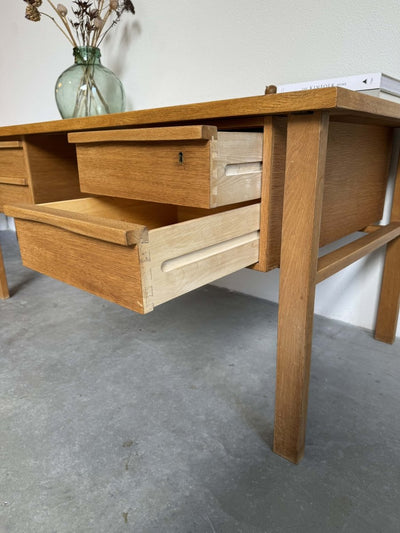 
                  
                    Bureau tweezijdig eiken - LOUI.STORE
                  
                