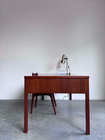 
                  
                    Bureau XL in teak - LOUI.STORE
                  
                