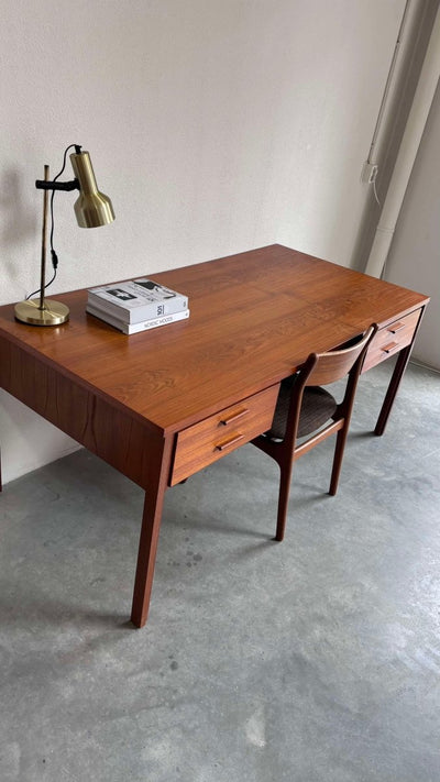 
                  
                    Bureau XL in teak - LOUI.STORE
                  
                