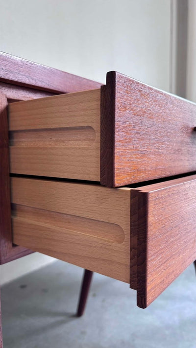 
                  
                    Bureau XL in teak - LOUI.STORE
                  
                