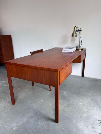
                  
                    Bureau XL in teak - LOUI.STORE
                  
                