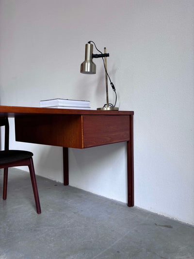 
                  
                    Bureau XL in teak - LOUI.STORE
                  
                