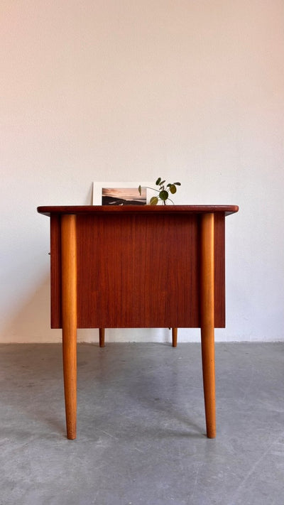 
                  
                    Deens 2 - zijdig bureau teak - LOUI.STORE
                  
                