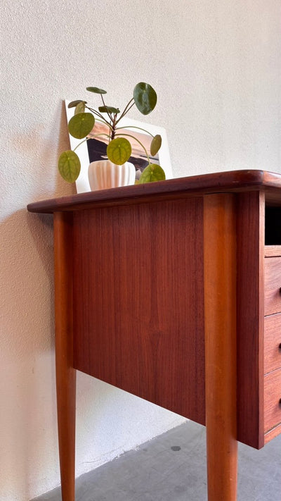
                  
                    Deens 2 - zijdig bureau teak - LOUI.STORE
                  
                