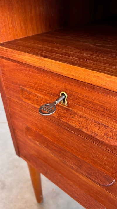 
                  
                    Deens 2 - zijdig bureau teak - LOUI.STORE
                  
                