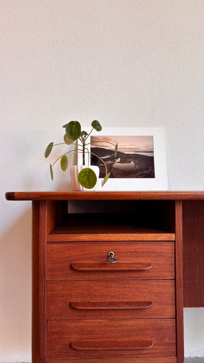 
                  
                    Deens 2 - zijdig bureau teak - LOUI.STORE
                  
                