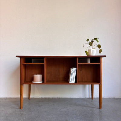 
                  
                    Deens 2 - zijdig bureau teak - LOUI.STORE
                  
                