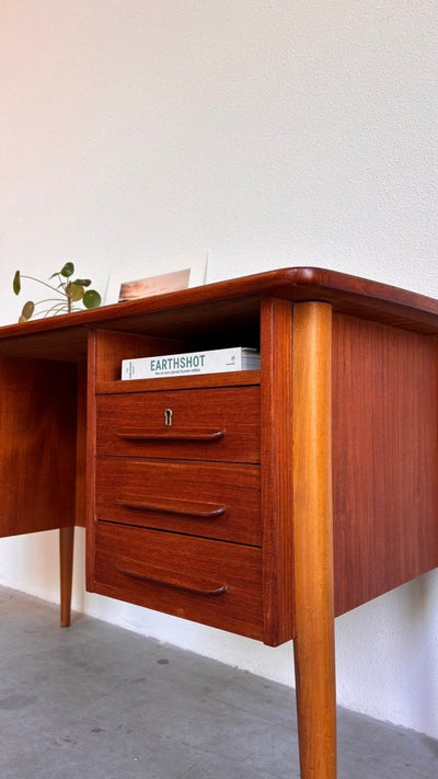 
                  
                    Deens 2 - zijdig bureau teak - LOUI.STORE
                  
                