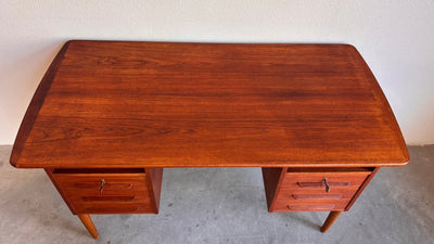 
                  
                    Deens 2 - zijdig bureau teak - LOUI.STORE
                  
                