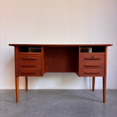 
                  
                    Deens 2 - zijdig bureau teak - LOUI.STORE
                  
                
