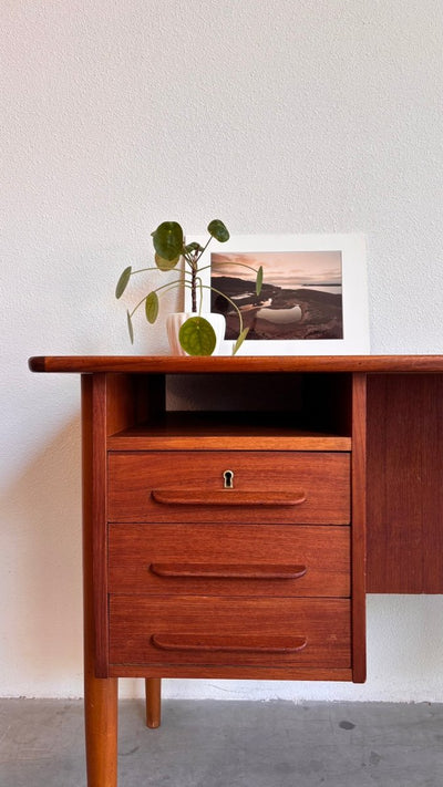 
                  
                    Deens 2 - zijdig bureau teak - LOUI.STORE
                  
                