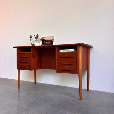 
                  
                    Deens 2 - zijdig bureau teak - LOUI.STORE
                  
                