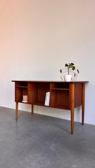
                  
                    Deens 2 - zijdig bureau teak - LOUI.STORE
                  
                