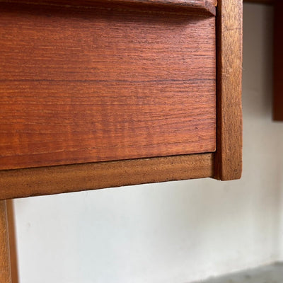 
                  
                    Deens bureautje tapstoelopende poten teak - LOUI.STORE
                  
                