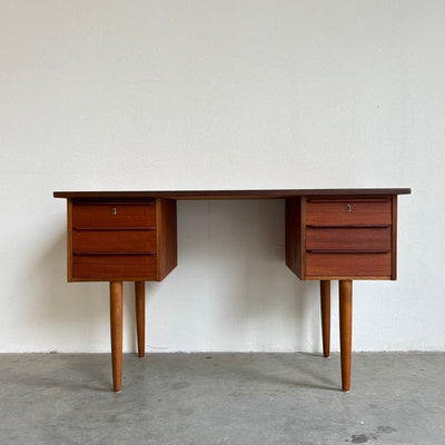 
                  
                    Deens bureautje tapstoelopende poten teak - LOUI.STORE
                  
                