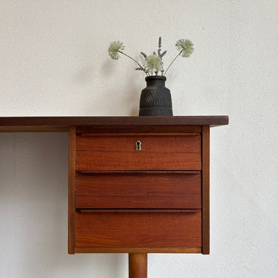 
                  
                    Deens bureautje tapstoelopende poten teak - LOUI.STORE
                  
                