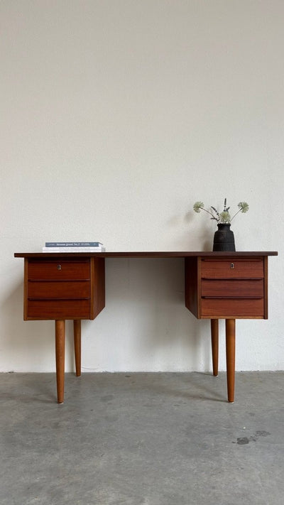 
                  
                    Deens bureautje tapstoelopende poten teak - LOUI.STORE
                  
                