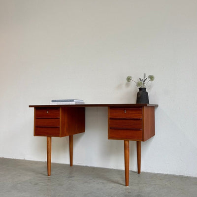 
                  
                    Deens bureautje tapstoelopende poten teak - LOUI.STORE
                  
                