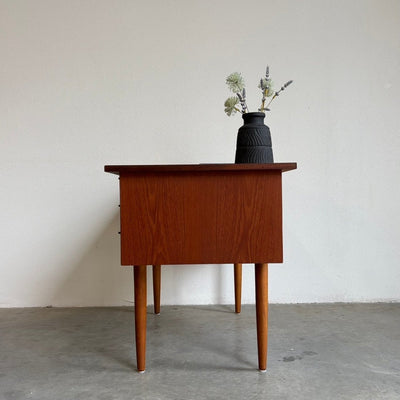 
                  
                    Deens bureautje tapstoelopende poten teak - LOUI.STORE
                  
                