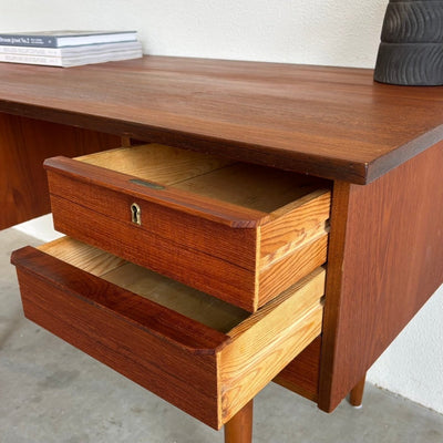 
                  
                    Deens bureautje tapstoelopende poten teak - LOUI.STORE
                  
                