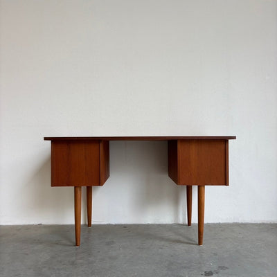 Deens bureautje tapstoelopende poten teak - LOUI.STORE