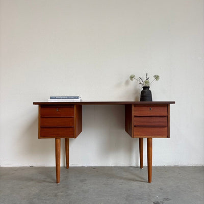 Deens bureautje tapstoelopende poten teak - LOUI.STORE