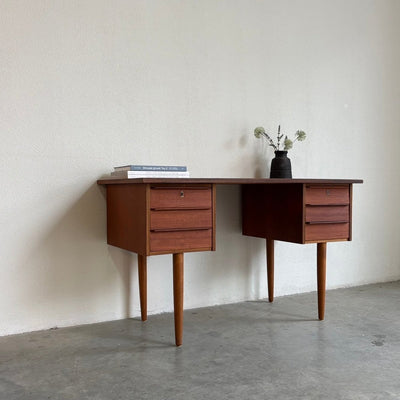 
                  
                    Deens bureautje tapstoelopende poten teak - LOUI.STORE
                  
                