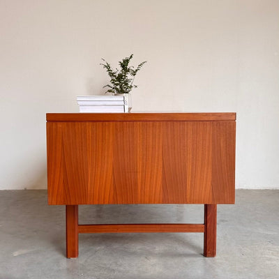 
                  
                    Deens design bureau Omann Jun - twee zijdig - LOUI.STORE
                  
                