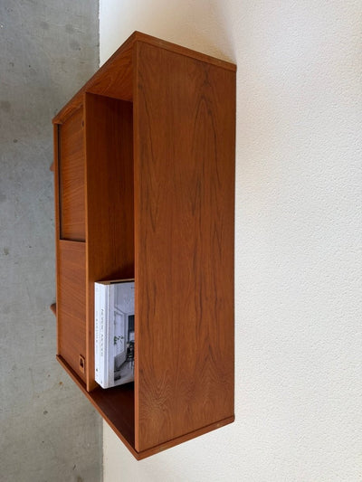 
                  
                    Deens klein boekenkastje met schuifdeuren - LOUI
                  
                