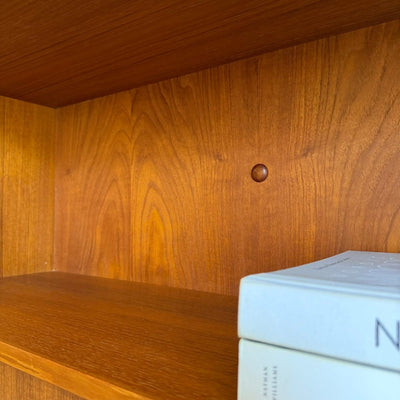 
                  
                    Deens klein boekenkastje met schuifdeuren - LOUI
                  
                