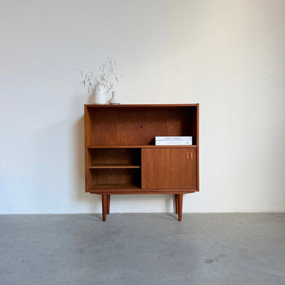 
                  
                    Deens klein boekenkastje met schuifdeuren - LOUI
                  
                