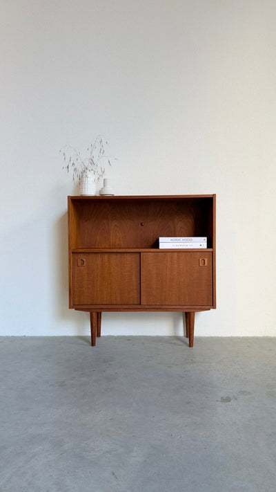 
                  
                    Deens klein boekenkastje met schuifdeuren - LOUI
                  
                